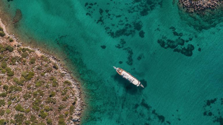 Гулета в море с высоты птичьего полета. Можно увидеть море и сушу